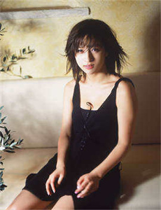 《美女露出尿口让男生爽痛-韩国极品美女写真》